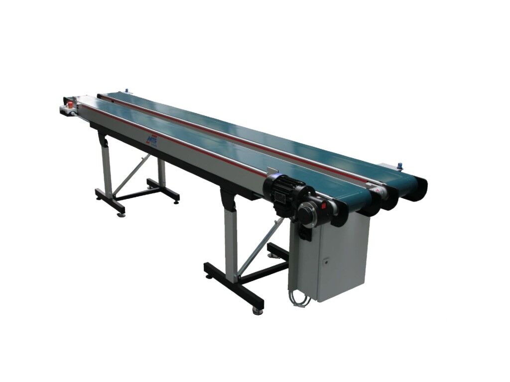 Double-track conveyor belt with light barriers and belt clearing button for parallel conveying of different plastic parts