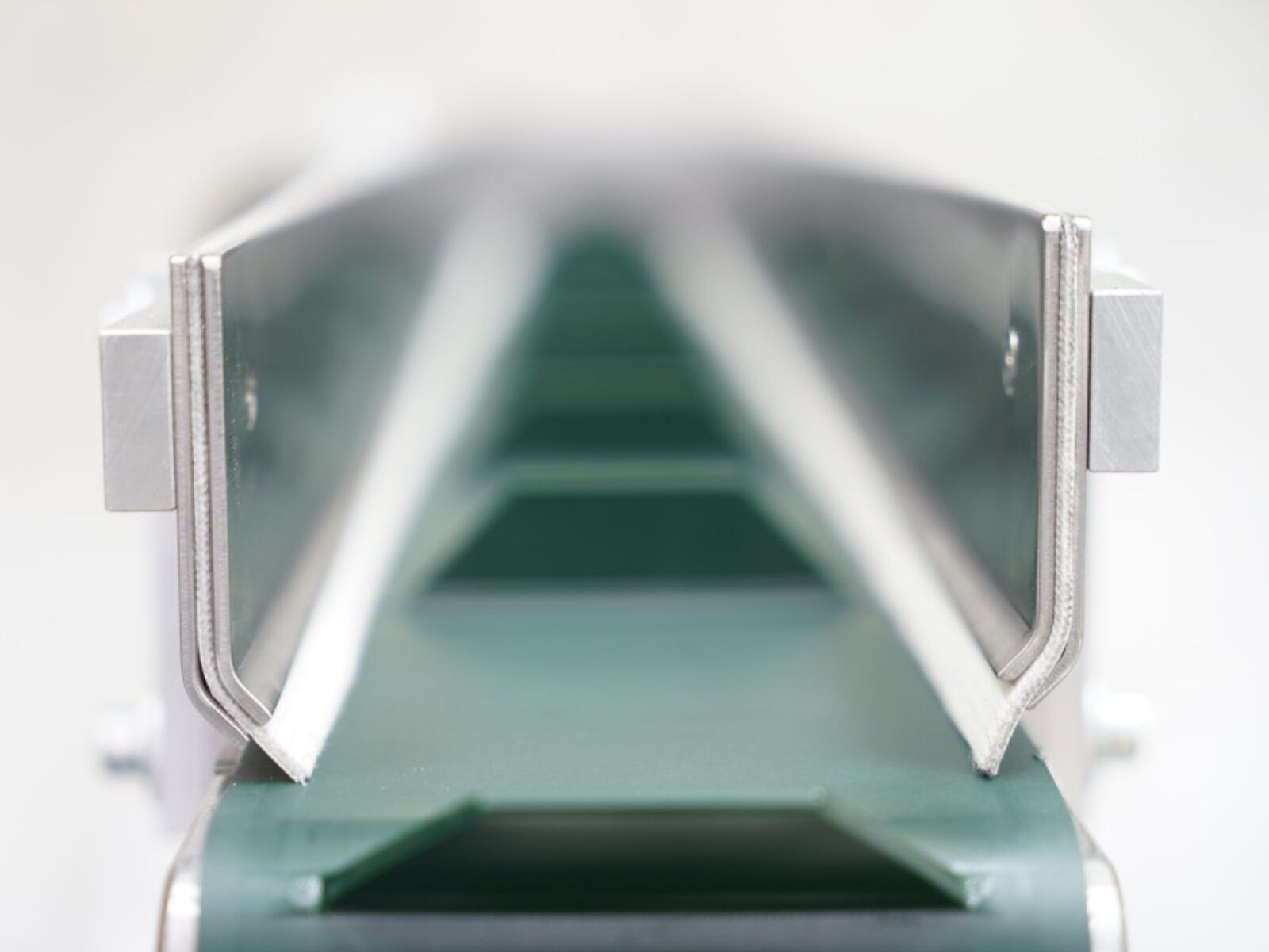Fender for conveyor belts