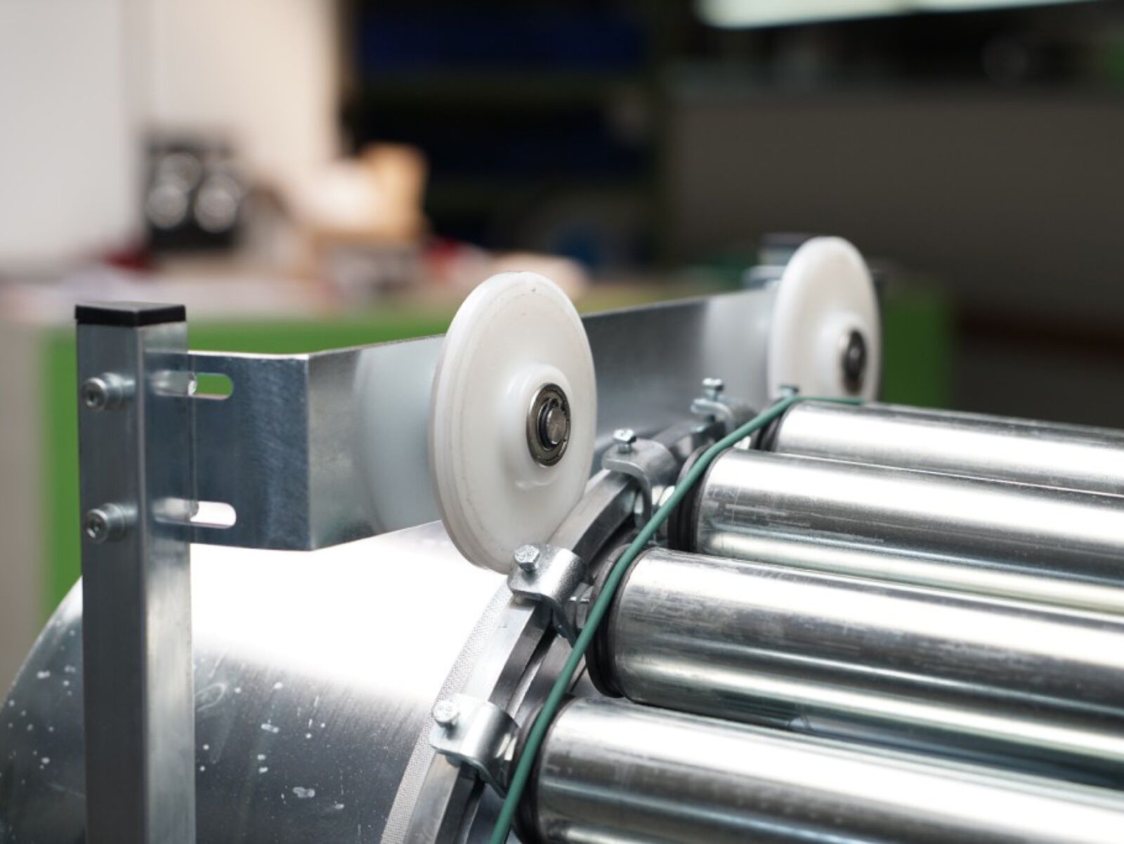 Pressure roller for separating drums