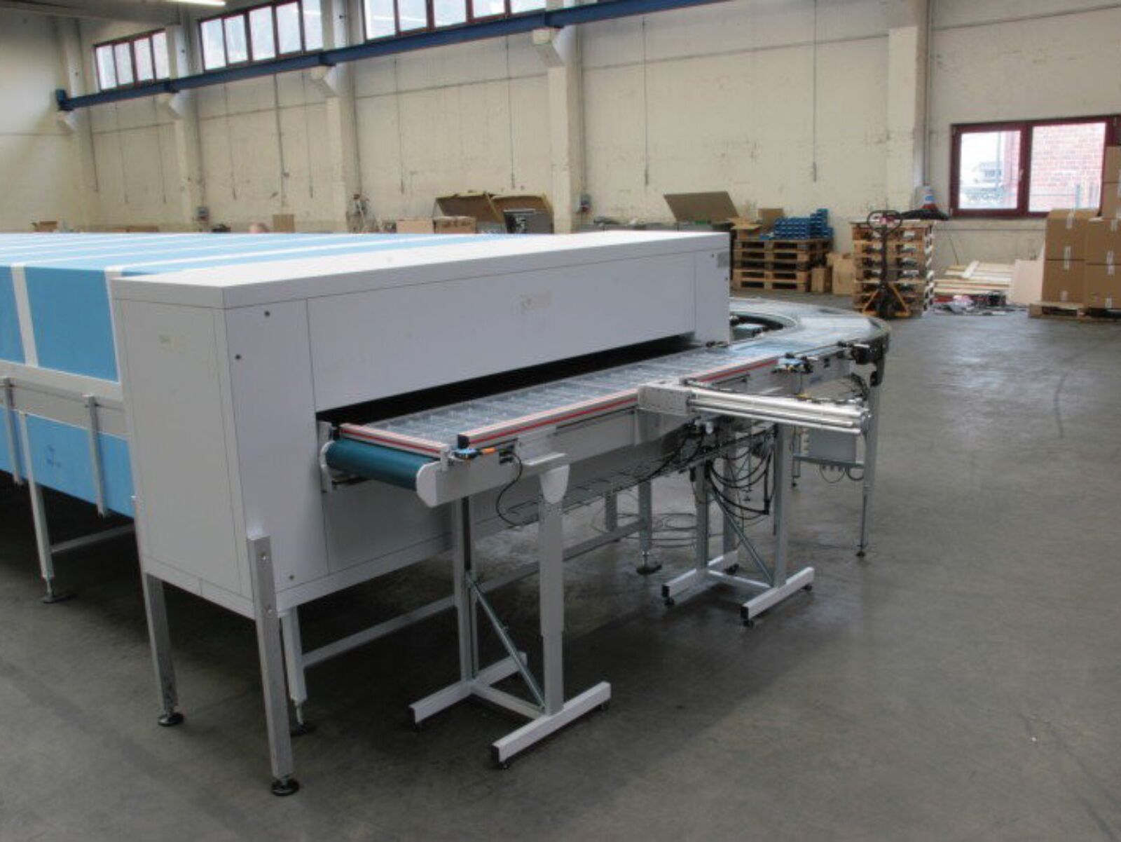 Use of conveyor combination with steel mesh conveyors for cooling down chocolate within a cooling tunnel