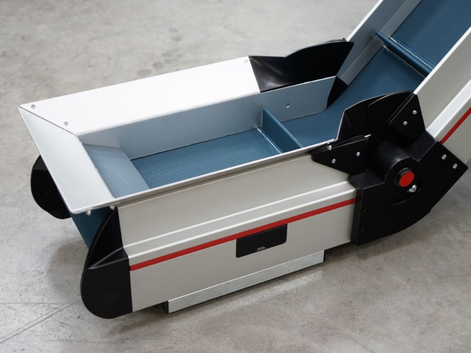 Cleat protection skids for the conveyor belt