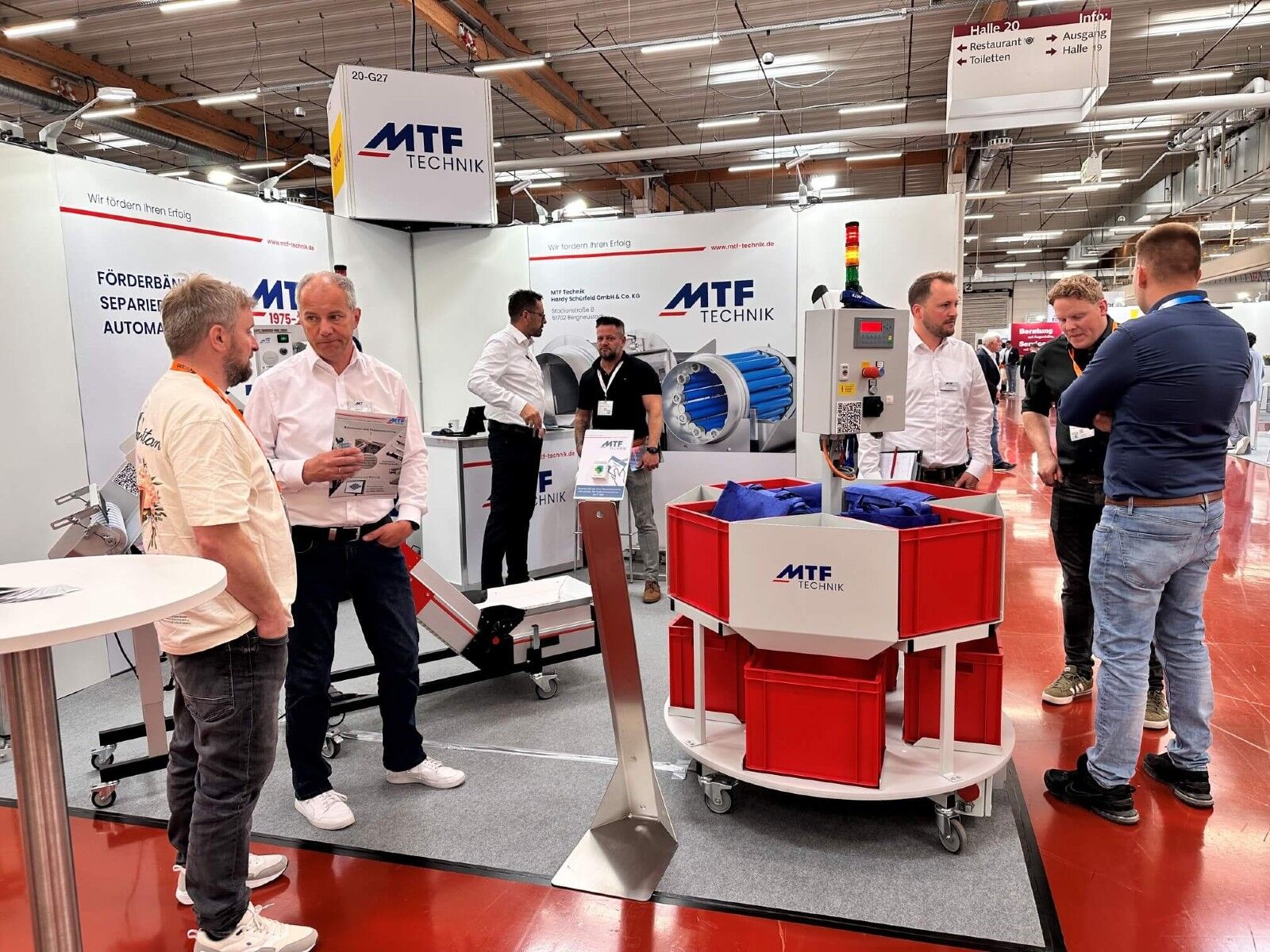 Visitors and consultants of MTF Technik on the trade fair stand at Kuteno 2026