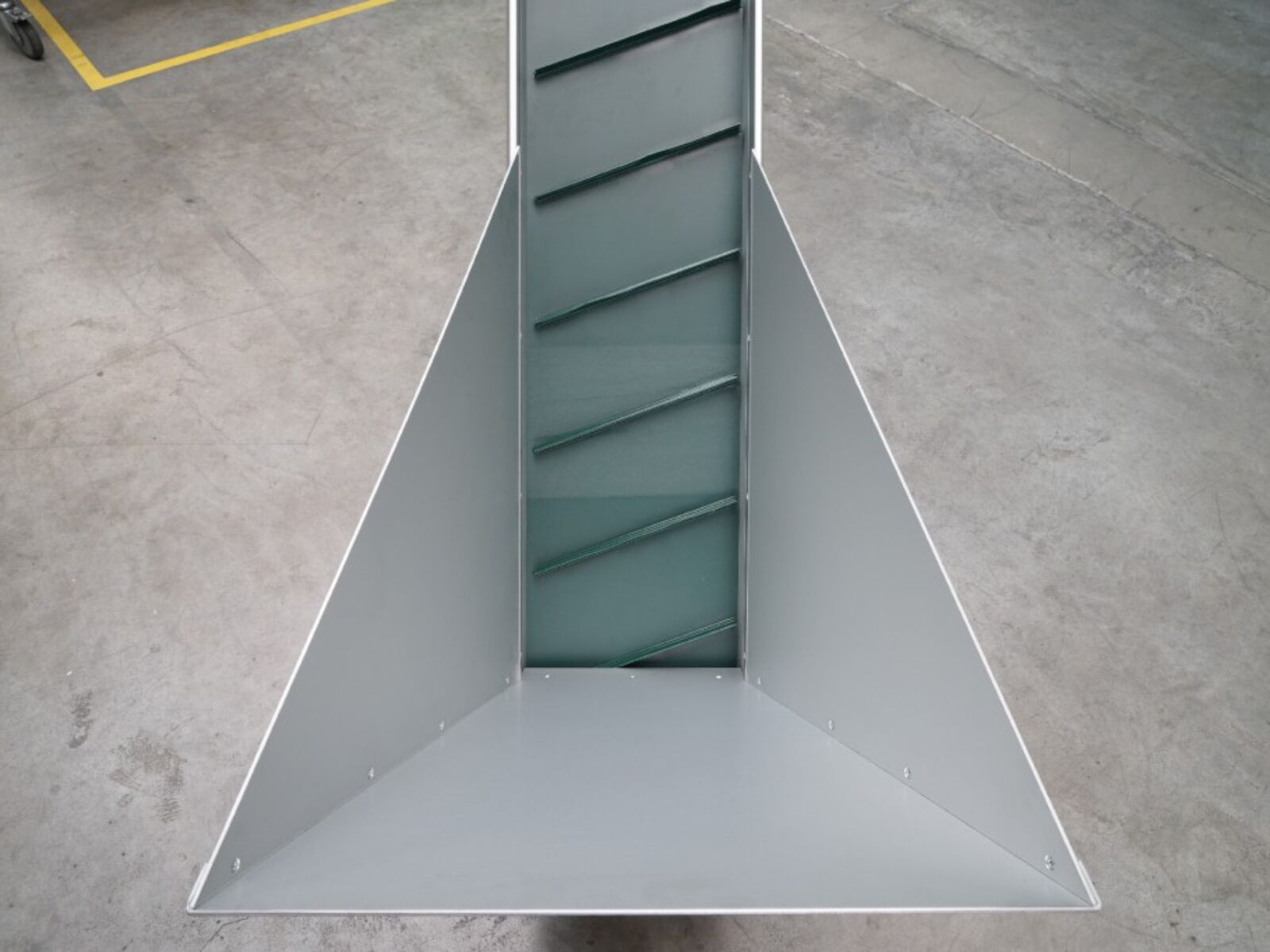 Conveyor belt with diagonally arranged transporting cleats