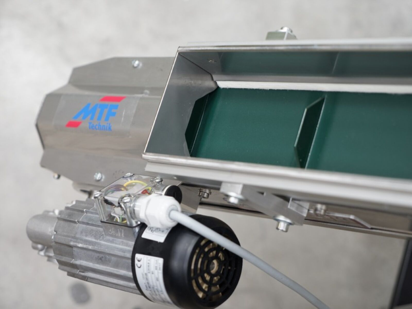 Cleat compartment cover for conveyor belts