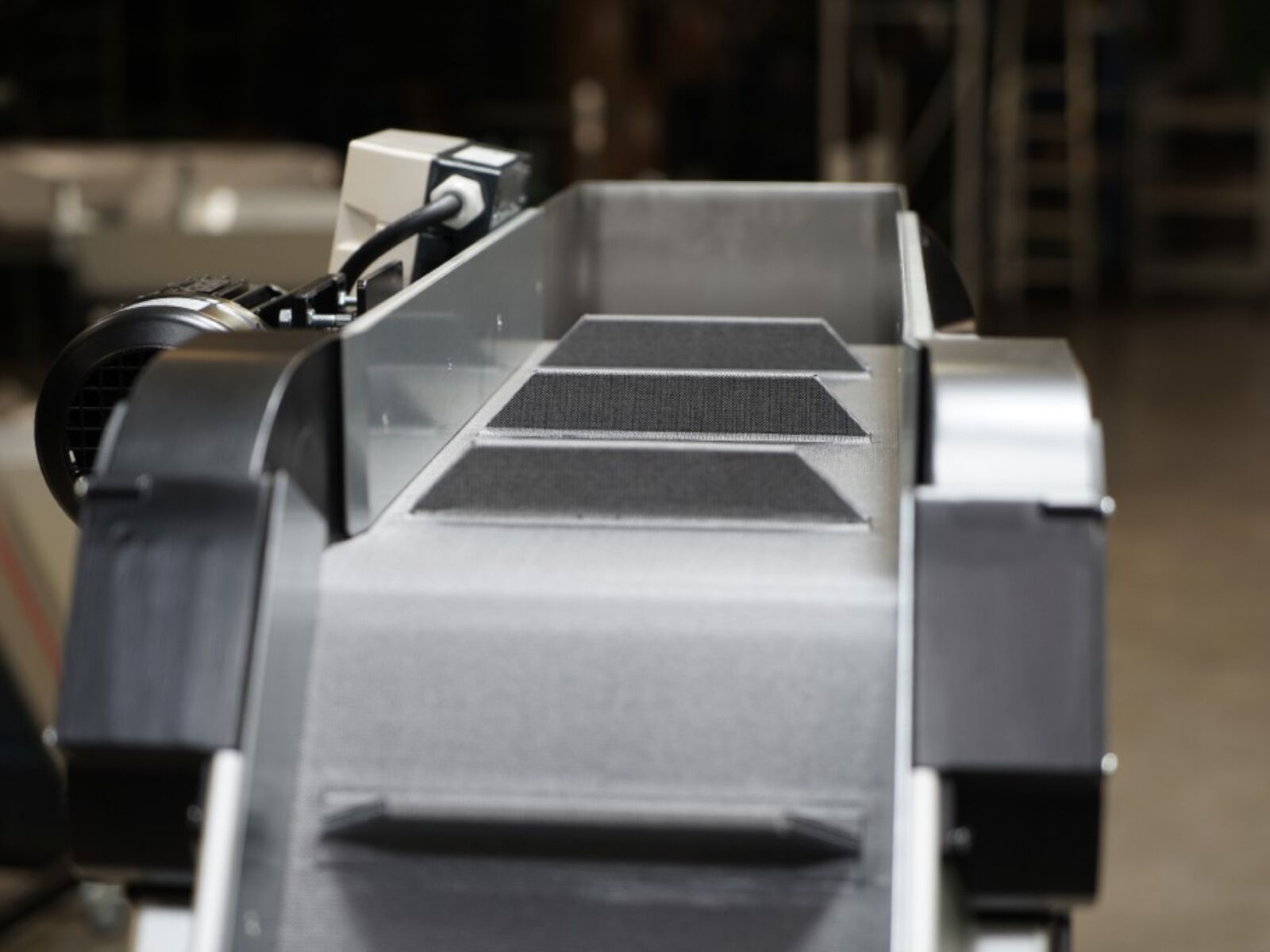 Conveyor belt with beltred transporting cleats