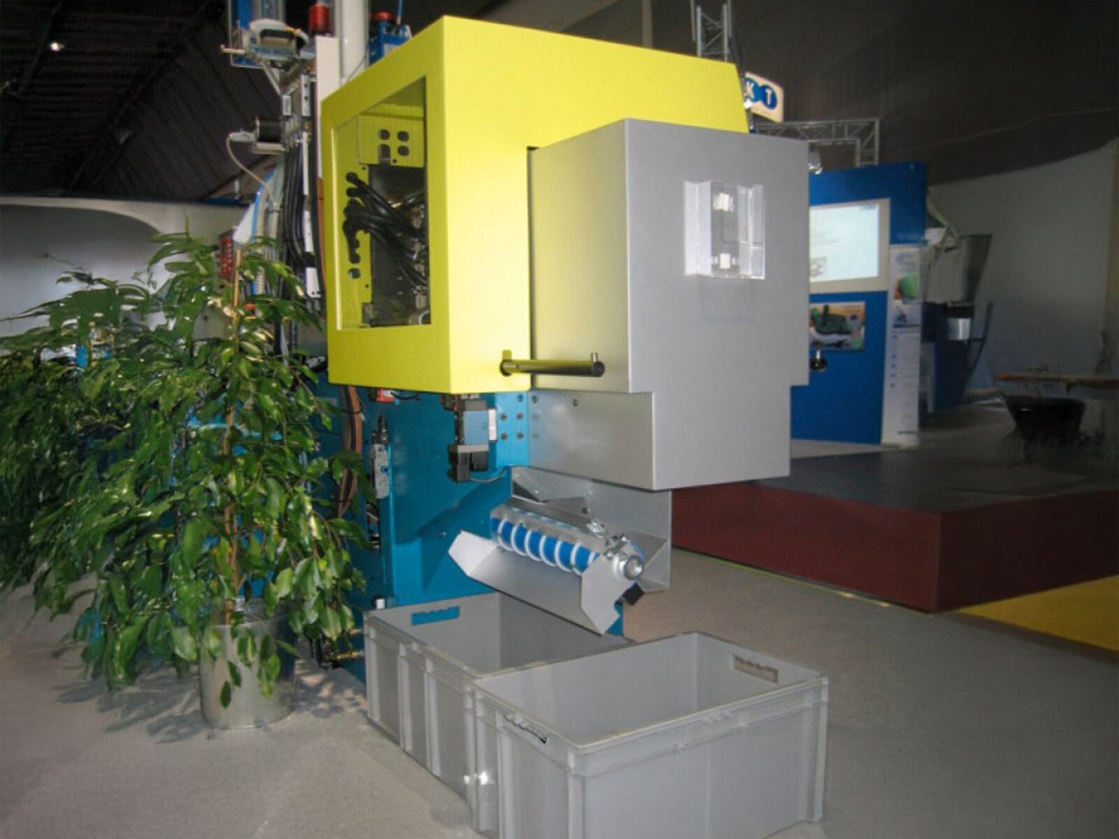Special screw separator integrated to the machine outlet chute for separating plastic parts directly at the injection moulding machine